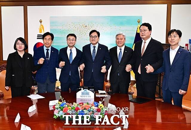 우원식 국회의장이 띄운 이번 개헌안은 5·18 정신의 헌법 전문 수록과 대통령 계엄권 통제 강화에 방점을 찍고 있다. 사진은 우원식 국회의장이 지난달 30일 국회에서 열린 초당적 개헌추진을 위한 제정당 2차 연석회의에 참석해 기념사진 촬영을 하는 모습. 왼쪽부터 용혜인 기본소득당 대표, 윤종오 진보당 원내대표, 한병도 민주당 원내대표, 우 의장, 서왕진 조국혁신당 원내대표, 천하람 개혁신당 원내대표, 한창민 사회민주당 대표. /배정한 기자