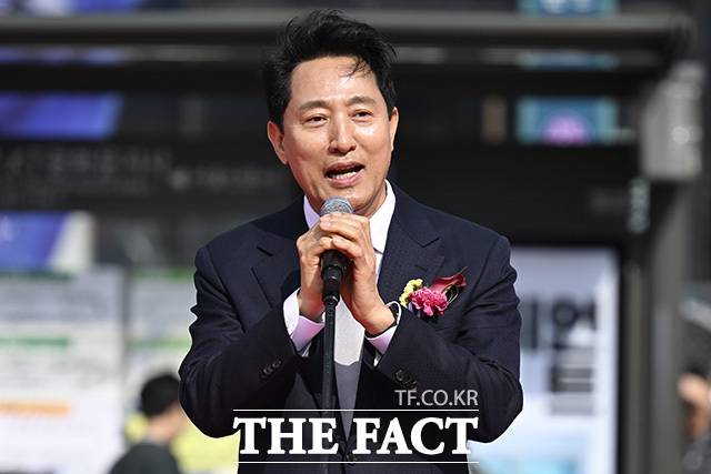 부활절을 하루 앞둔 4일 오후 서울 종로구 광화문광장에서 '2026 부활절 퍼레이드'가 열린 가운데 오세훈 서울특별시장이 축사를 하고 있다. /송호영 기자
