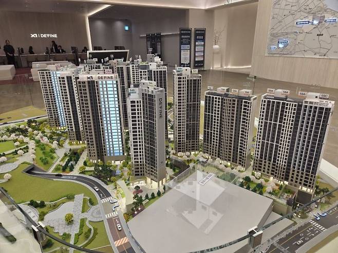 라클라체자이드파인 견본주택에 설치된 모형도. 이정윤 기자