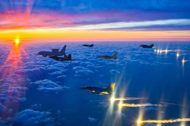 병오년 새해 첫날인 지난 1월 1일 안규백 국방부 장관이 탑승한 '하늘의 지휘소' 공군 항공통제기 (E-737)가 KF-21, FA-50, TA-50 등 국산 전투기들을 포함한 총 6대의 공군 전투기들의 엄호를 받으며 한반도 전역의 군사대비태세를 점검하고 있다. 국방부 제공. 연합뉴스