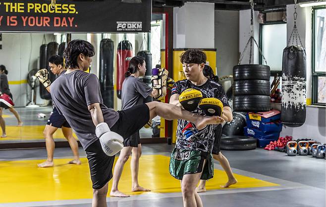 점심시간 1시간을 허투루 쓰지 않기 위해 인근 직장에서 달려온 회사원들이 '런치 타임 킥복싱'을 즐기고 있다. /이신영 영상미디어 기자