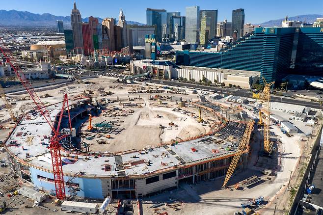 미국 네바다주 라스베이거스 도심의 MLB(미 프로야구) 애슬레틱스 홈구장 건설 현장. 2028년 완공 예정이다. /게티이미지코리아