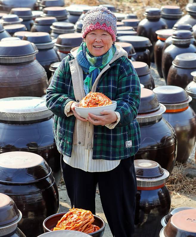 전북 남원 지리산 자락에 있는 고은정 음식 연구가의 연구실엔 장독이 가득하다. 그에게 김치란 ‘인생과 가장 닮은 음식’이다. /김영근 기자