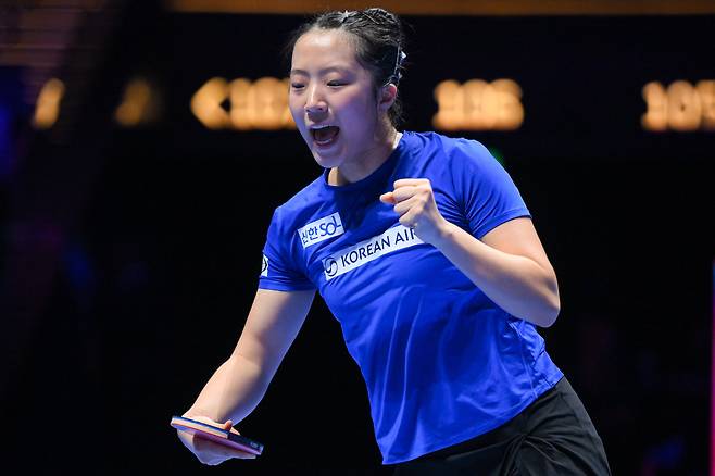 4일 마카오에서 열린 2026 ITTF 여자 월드컵 단식 4강에서 신유빈이 중국 천싱퉁과의 경기에서 점수를 획득한 뒤 환호하고 있다./신화통신 연합뉴스