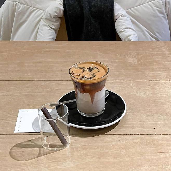 단맛을 바탕으로 균형 잡힌 향미의 커피를 즐길 수 있는 단일 서울. 인스타그램 @danilseoul