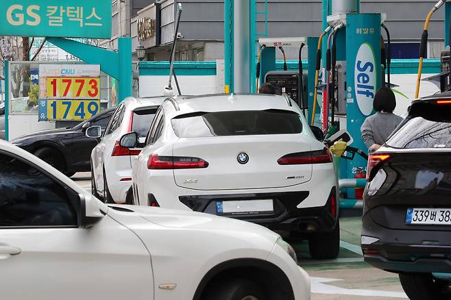전국 주유소 휘발유 가격이 상승세를 이어가는 가운데 '반경 5km 최저가 보장'이란 현수막이 내걸린 대전 유성구의 한 주유소에 시민들이 몰려 북적이고 있다. 대전일보DB