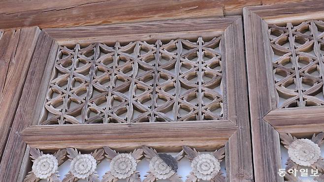 내소사 대웅보전 정면 여덟 문짝은 꽃살문이다. 위에서부터 연꽃, 모란, 국화 꽃살문.