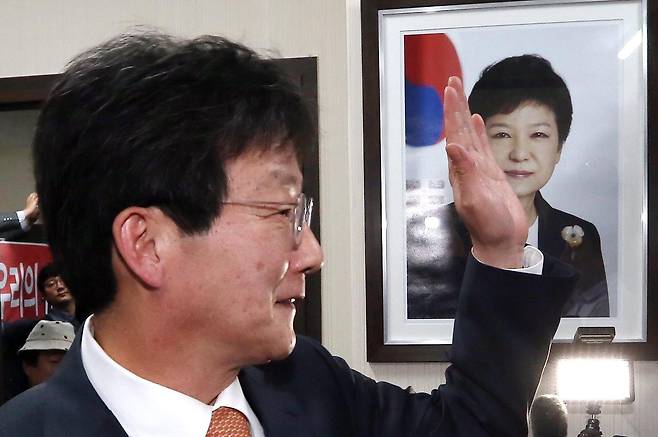 2016년 대통령 박근혜 사진과 새누리당 원내대표 유승민. 박근혜는 “의리가 없으면 사람도 아니다”라고 했고 대구 사람들은 배신을 용납 못했다. 대구=원대연 기자 yeon72@donga.com
