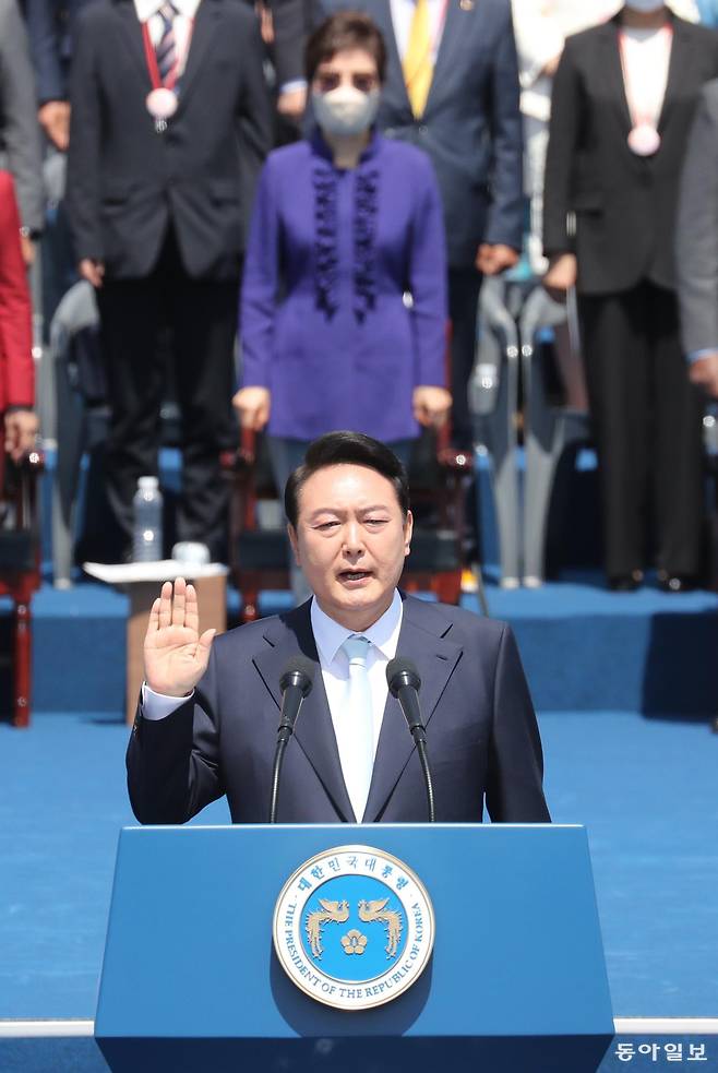 2022년 5월 10일 열린 윤석열 대통령 취임식. 선서를 하는 윤 대통령 뒤로 선글라스와 마스크, 보라색 옷차림의 박근혜 전 대통령이 보인다. 동아일보 DB