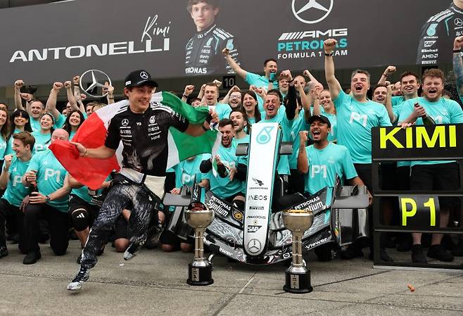 메르세데스 팀 관계자들이 지난달 29일 3라운드 일본 그랑프리 우승 후 기념 촬영하고 있다. 연합뉴스