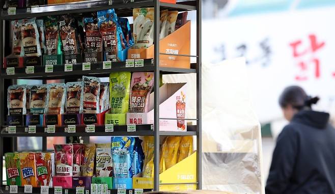 서울 시내 한 편의점에 팩 음료 등이 진열돼있다. 뉴시스