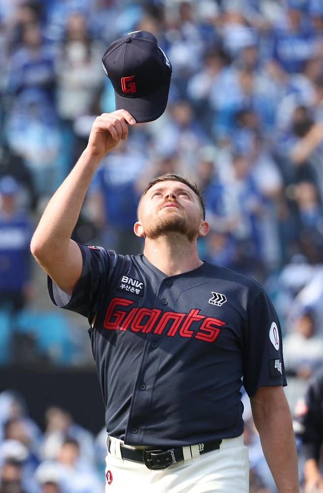 29일 대구 삼성라이온즈파크에서 열린 2026 신한 SOL뱅크 KBO리그 롯데 자이언츠와 삼성 라이온즈 경기. 5회까지 투구를 마친 롯데 선발투수 비슬리가 마운드를 내려오고 있다.연합뉴스