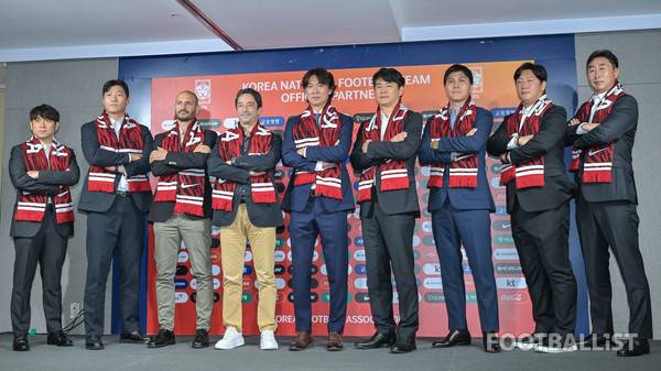 이재홍 피지컬 코치, 정현규 피지컬 코치, 티아고 마이아 분석 코치, 주앙 아로소 수석 코치, 홍명보 축구대표팀 감독, 박건하 코치, 김동진 코치, 김진규 코치, 양영민 골키퍼 코치(왼쪽부터). 서형권 기자