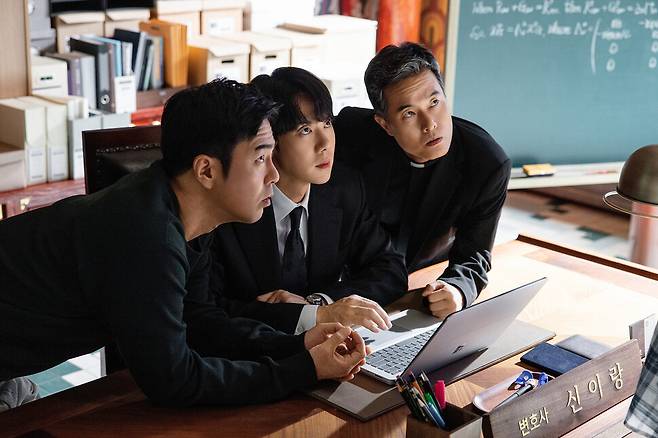 ‘신이랑 법률사무소’ 주역들은 소외받고 인정받지 못한 존재다. 변호사 이랑(유연석 분)의 든든한 조력자 매형 윤봉수(전석호 분)는 단역으로 생계를 이어가는 무명 배우이고, 마태오 신부(정승길 분)는 동네의 작은 성당을 지키는 평범한 사제다. SBS 제공