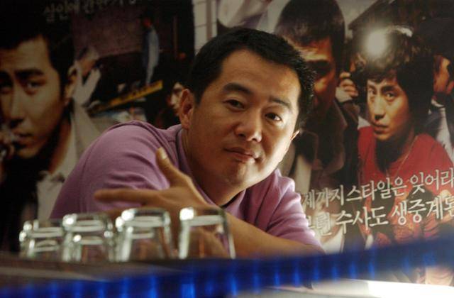 장진 감독이 2005년 8월 영화 '박수 칠 때 떠나라'의 개봉을 앞두고 한국일보와 인터뷰하고 있다. 한국일보 자료사진