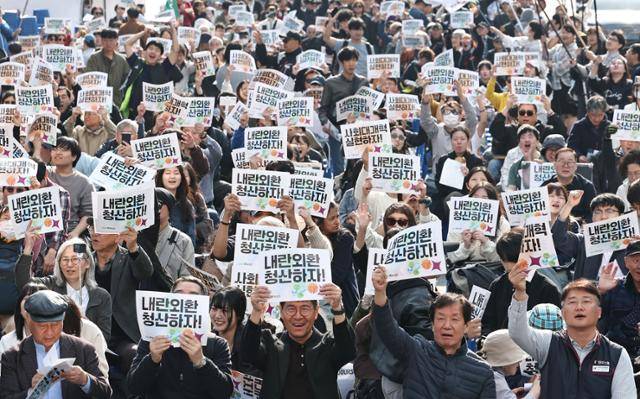 윤석열 전 대통령이 탄핵된 지 1년이 되는 4일 서울 종로구 안국역 인근에서 열린 4·4 내란청산 사회대개혁 주권자 승리의 날 시민행동 집회에서 참석자들이 구호를 외치고 있다. 연합뉴스