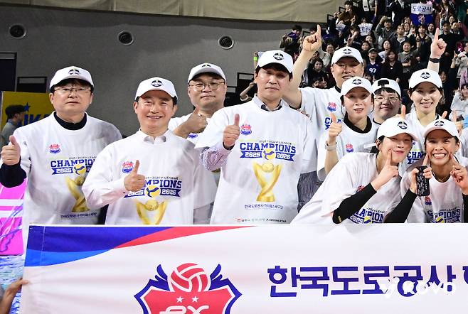 김종민 감독과 한국도로공사 고위 관계자가 2025~26 정규리그 우승 후 기념촬영을 하고 있다.
