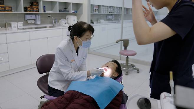 지난달 31일 안동병원에 문을 연 '경북 권역장애인구강진료센터'에서 한 장애인 환자가 진료를 받고 있다. 사진 안동병원