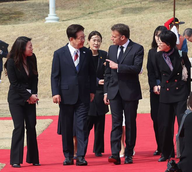 이재명 대통령과 에마뉘엘 마크롱 프랑스 대통령이 3일 청와대 대정원에서 열린 공식 환영식에서 이동하며 이야기를 나누고 있다. 전민규 기자
