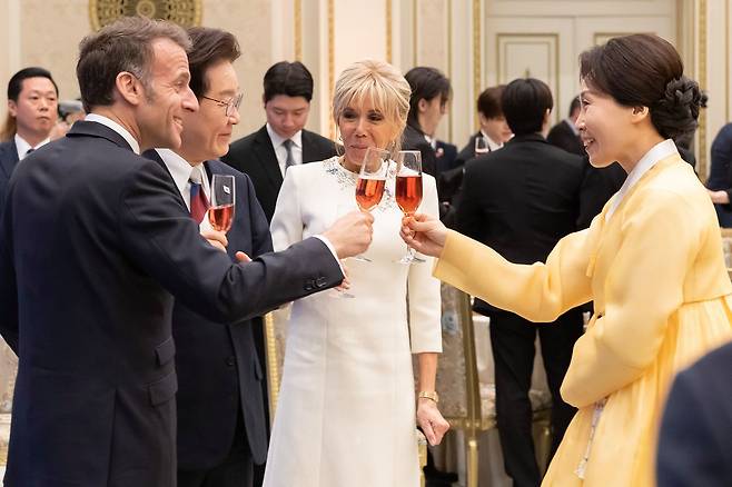 이재명 대통령과 김혜경 여사가 3일 청와대 영빈관에서 열린 국빈 오찬에서 에마뉘엘 마크롱 대통령, 브리지트 마크롱 여사와 건배를 하고 있다. 전민규 기자