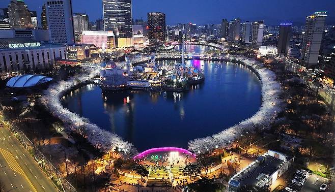 석천호수 벚꽃길의 낮과 밤의 모습. 사진 송파구