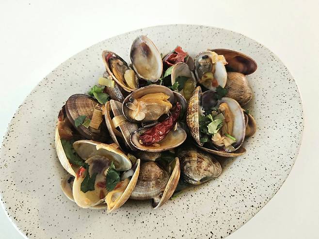 바지락은 입이 벌어지기 시작하면 바로 양념을 입혀 빠르게 마무리해야 한다. 사진 신혜원