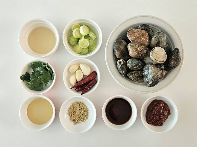 바지락 볶음의 재료. 사진 신혜원