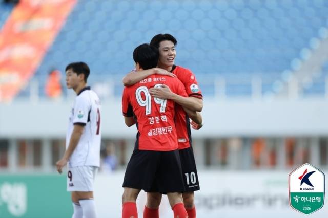 ▲ 강원FC 모재현이 4일 강릉하이원아레나에서 열린 광주FC와 하나은행 K리그1 2026 6라운드 맞대결에서 추가골을 넣은 뒤 강준혁과 기쁨을 나누고 있다. 한국프로축구연맹 제공