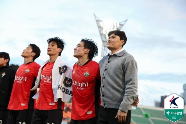 ▲ 강원FC 정경호 감독이 4일 강릉하이원아레나에서 열린 광주FC와 하나은행 K리그1 2026 6라운드 맞대결에서 승리한 뒤 세리머니를 하고 있다. 한국프로축구연맹 제공