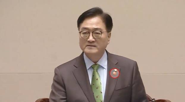 2024년 12월 윤석열 전 대통령 탄핵소추안 가결 선포 당시 가슴에 4·3 동백꽃 배지를 달고 있는 우원식 국회의장.