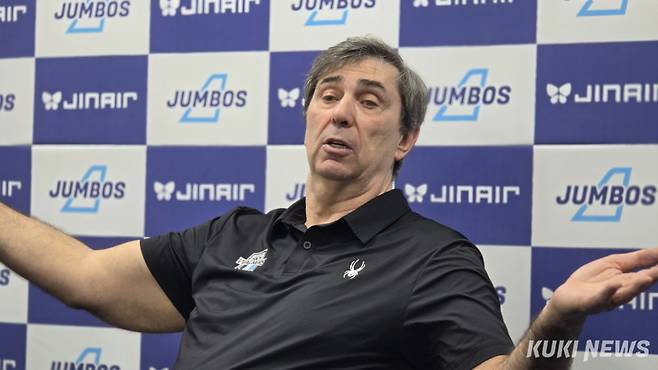 필립 블랑 감독이 4일 오후 2시 인천 계양체육관에서 열린 대한항공과의 ‘진에어 2025~2026 V-리그’ 남자부 챔피언결정전 2차전을 마친 뒤 기자회견에 임하고 있다. 김영건 기자