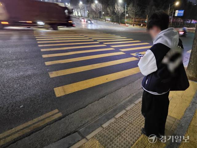인천 남동구 구월중삼거리. 한 학생이 신호를 기다리며 스마트폰을 보는 가운데, 발 밑의 바닥형 보행신호등이 고장 나 꺼져 있다. 박기웅기자