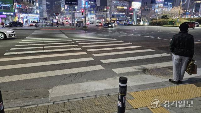 인천 부평구 부평역 북광장. 한 시민이 신호를 기다리는 가운데, 한쪽 바닥 신호등은 고장 나 꺼져 있지만 건너편 바닥 신호등은 켜져 있다. 박기웅기자