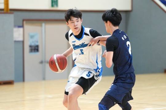 4일 금명중 엄원준(왼쪽)이 배재중 박준수의 마크를 따돌리고 있다. 사진=한국중고농구연맹 제공