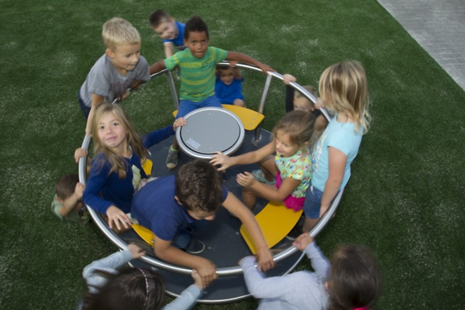 회전무대의 ‘회전’을 담당하는 순간 가슴 속에 차오르는 기묘한 책임감이 있다. 탑승객들의 비명을 끌어내고야 말겠다는 순수한 목표 의식이다. 순간을 포착한 사진임에도 불구하고 광기의 회전력이 느껴진다. [inter play]