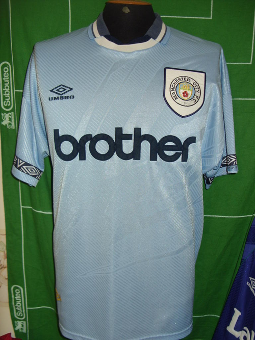 엄브로의  맨체스터시티 유니폼