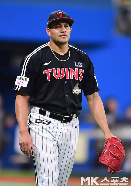 3일 오후 고척스카이돔에서 2026 프로야구 LG 트윈스와 키움 히어로즈의 경기가 벌어졌다. 3회 말에서 LG 선발 치리노스가 3실점을 한 후 아쉬워하고 있다. 키움은 LG를 홈으로 불러들여 홈 개막전 승리를 위해 전력을 다하고 있다. 리그 5위의 LG는 키움을 상대로 3연승에 도전하고 있다. 사진(고척 서울)=김재현 기자