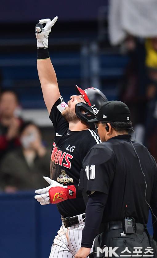 3일 오후 고척스카이돔에서 2026 프로야구 LG 트윈스와 키움 히어로즈의 경기가 벌어졌다. 4회 초 무사에서 LG 오스틴이 1점 홈런을 친 후 세레머니를 하고 있다. 키움은 LG를 홈으로 불러들여 홈 개막전 승리를 위해 전력을 다하고 있다. 리그 5위의 LG는 키움을 상대로 3연승에 도전하고 있다. 사진(고척 서울)=김재현 기자