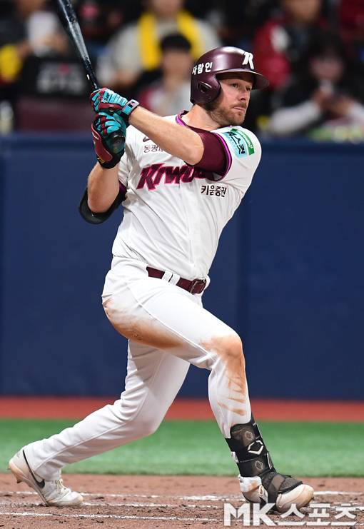 3일 오후 고척스카이돔에서 2026 프로야구 LG 트윈스와 키움 히어로즈의 경기가 벌어졌다. 5회 말 무사에서 키움 브룩스가 2루타를 쳐 3타수 3안타를 기록했다. 키움은 LG를 홈으로 불러들여 홈 개막전 승리를 위해 전력을 다하고 있다. 리그 5위의 LG는 키움을 상대로 3연승에 도전하고 있다. 사진(고척 서울)=김재현 기자
