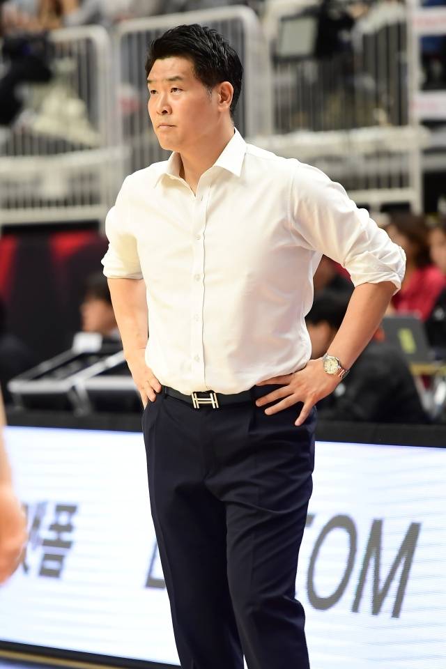 조상현 감독은 “팬들만 생각하면 감정적으로 흔들린다. ‘세바라기’를 보면 큰 책임감을 느낀다. 정말 고맙다는 말밖에 할 말이 없다. 그들에게 보답하는 건 LG를 꾸준히 대권에 도전하는 강팀으로 만드는 것뿐이다. 수도권 원정까지 오시는 걸 보면 정말 고맙고 또 책임감을 느끼고 있다”며 “사실 오늘 잠을 자지 못했다. 창원으로 내려가는 버스에서 편안하게 잘 것 같다”고 말하며 인터뷰를 마무리했다. 사진=KBL 제공