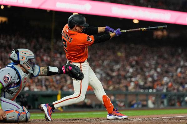 6회 1타점 2루타를 때리는 아다메스의 모습. 이날 상대 선발을 상대로 샌프란시스코 타선이 기록한 유일한 안타였다. 사진= AP= 연합뉴스 제공