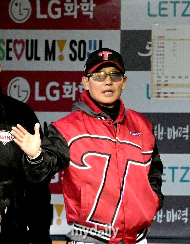 2026년 4월 1일 오후 서울 잠실구장에서 '2026 신한 SOL KBO리그' KIA 타이거즈와 LG 트윈스의 경기.LG 염경엽 감독이 1회초 1사 만루서 문성주의 밀어내기 볼넷 때 홈을 밟은 신민재를 축하하고 있다./마이데일리