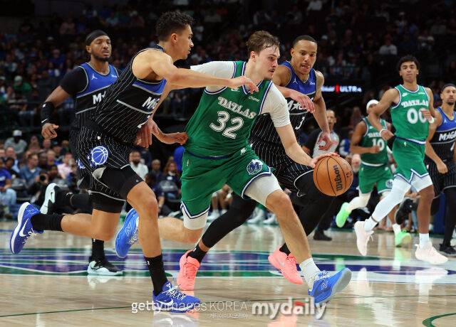 드리블하는 플래그(왼쪽에서 세 번째). /게티이미지코리아