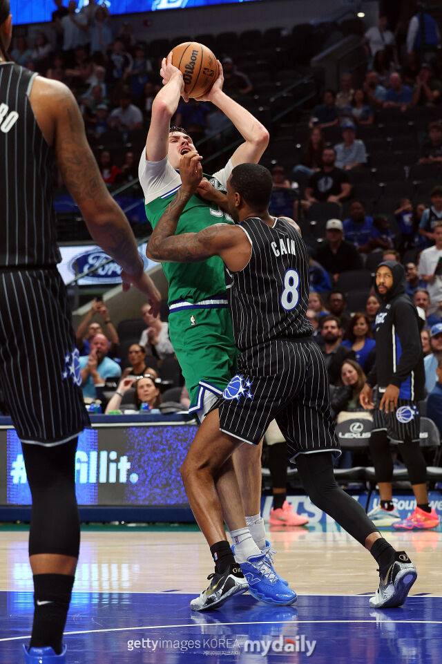 플래그(가운데)가 상대 거친 수비를 뚫고 점퍼를 날리고 있다. /게티이미지코리아