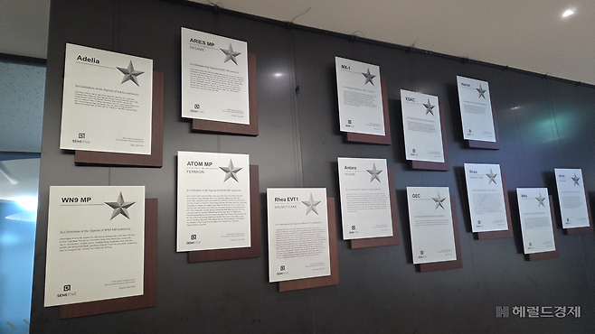 세미파이브 본사 한켠에는 수주한 제품의 이름과 프로젝트에 참여한 직원들의 이름이 적힌 상패가 나열돼 있었다. 박지영 기자.