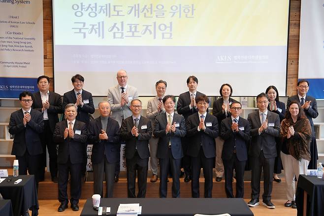 법학전문대학원협의회가 3일 더불어민주당 진선미·김준혁 의원실 및 국민의힘 송석준·조정훈 의원실, 사법정책연구원과 공동 주최한 ‘한국 법조인 양성제도 개선을 위한 국제 심포지엄’에서 참석자들이 기념 사진을 찍고 있다. 최의종 기자.