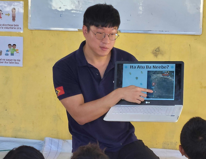 2023년 동티모르에서 해외 봉사에 참여했던 때의 최동준 씨. 현재는 자립지원 전담요원으로 활동하고 있다. 최씨가 취재팀에 제공한 사진.