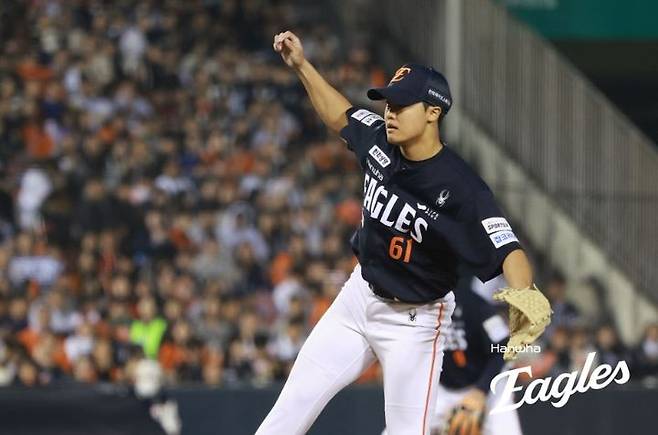 [서울=뉴시스] 프로야구 한화 이글스 정우주가 3일 서울 잠실구장에서 열린 2026 신한 쏠 KBO리그 두산 베어스와의 경기에 불펜 등판해 공을 던지고 있다. (사진=한화 이글스 제공) 2026.04.03. *재판매 및 DB 금지