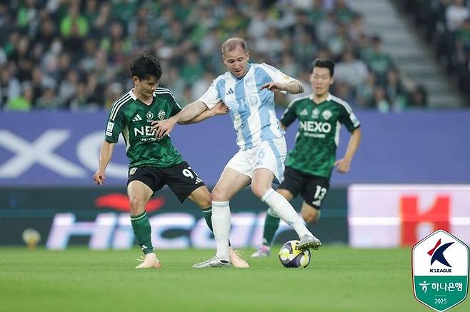[서울=뉴시스] 지난해 5월31일 전주월드컵경기장에서 열린 하나은행 K리그1 2025 17라운드 전북 현대와 울산 HD의 맞대결 장면. (사진=한국프로축구연맹 제공) *재판매 및 DB 금지