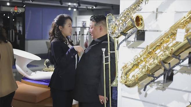 [서울=뉴시스] 북한 조선중앙TV는 김정은 국무위원장이 딸 김주애와 함께 평양 '화성지구 4단계' 구역의 상업·편의시설을 점검했다고 3일 보도했다. (사진=조선중앙TV 캡처) 2026.04.03. photo@newsis.com *재판매 및 DB 금지